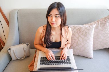 Modern kafede dizüstü kullanarak Asya iş kadınları rahat serbest kadınlar