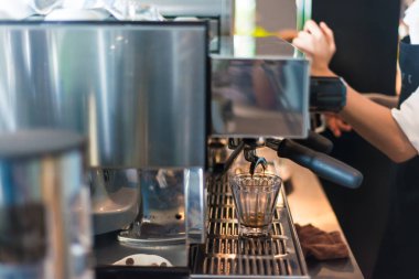 Barista eli yapmak baverage kahve makinesi kahve dükkanı, vintage filtre