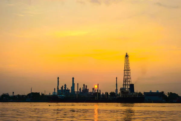 Olie Raffinaderij Petrochemische Industrie Met Rivier Zonsopgang Energie Industrie — Stockfoto