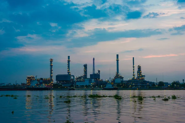 Olie Raffinaderij Petrochemische Industrie Met Rivier Zonsopgang Energie Industrie — Stockfoto