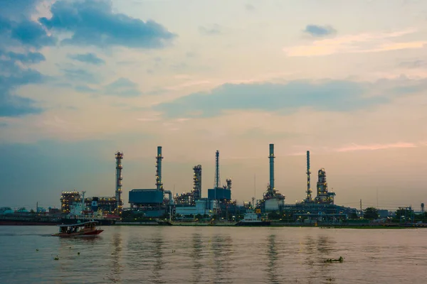 Olie Raffinaderij Petrochemische Industrie Met Rivier Zonsopgang Energie Industrie — Stockfoto