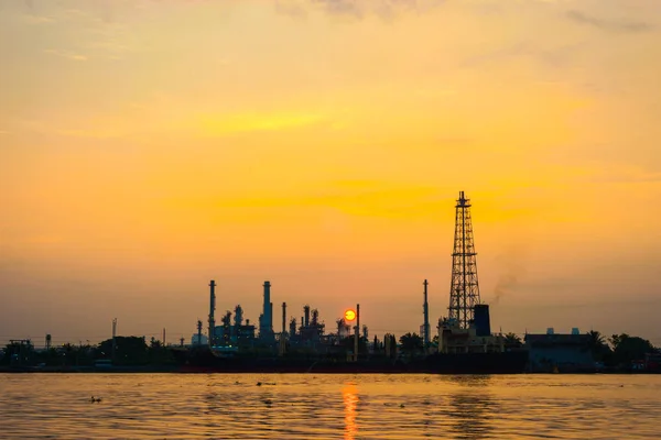 Oil Refinery Petrochemical Industry River Sunrise Power Industry — Stock Photo, Image