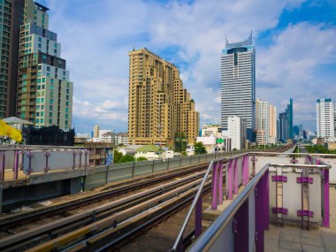 Bangkok Tayland modern bina ile gökyüzü tren demiryolu