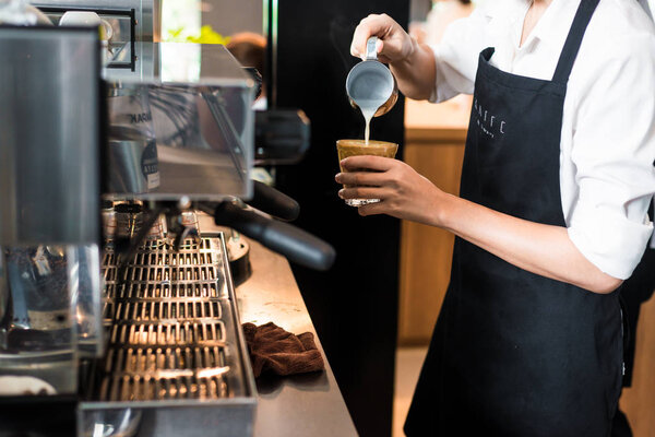 Barista стороны сделать baverage из кофеварки в кафе, винтажный фильтр
