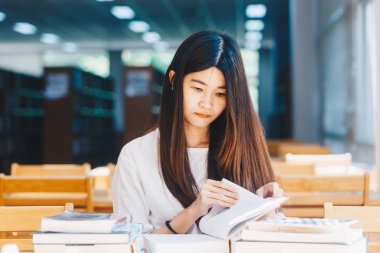 Öğrenci Kadınlar kitap okuma