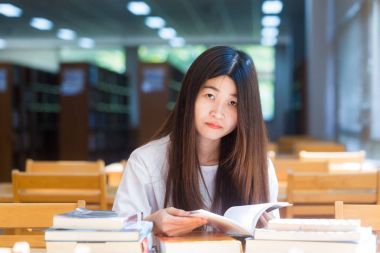 Öğrenci Kadınlar kitap okuma