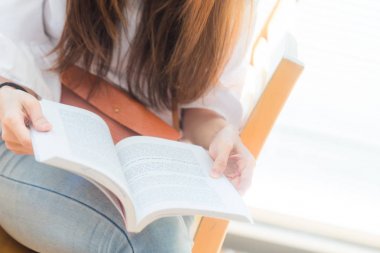 Öğrenci Kadınlar kitap okuma