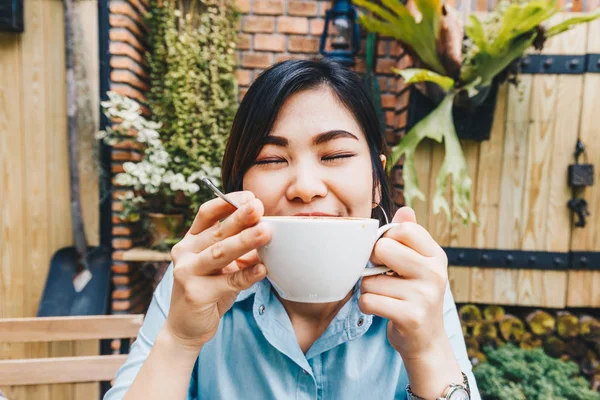 Ασιατικές Γυναίκες Χαλαρώστε Λευκό Latte Καφέ Τέχνης Κύπελλο Γυναίκες Κήπο — Φωτογραφία Αρχείου