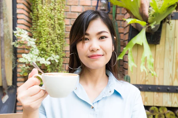 Mujeres asiáticas relajarse con latte blanco arte taza de café —  Fotos de Stock