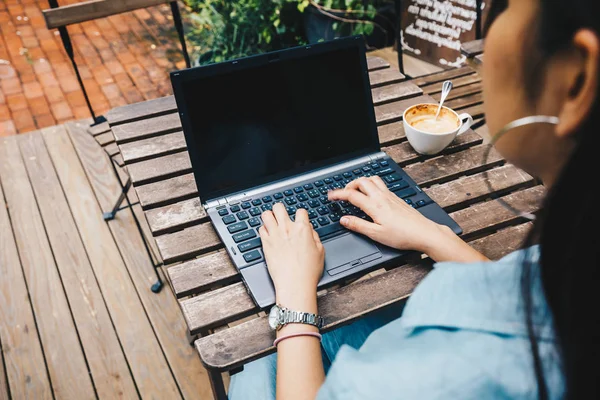 Arkadan görünüş kadınlar kafede kahve fincanı ile dizüstü bilgisayar kullanmak — Stok fotoğraf