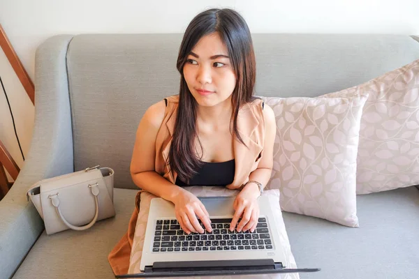 Asiatiche donne d'affari che utilizzano il computer portatile in caffetteria moderna — Foto Stock