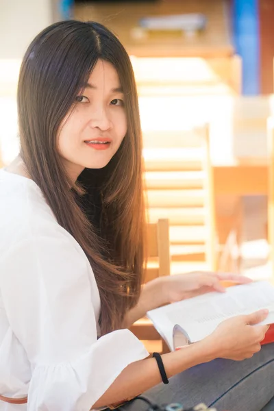 Studerande kvinnor läser bok — Stockfoto