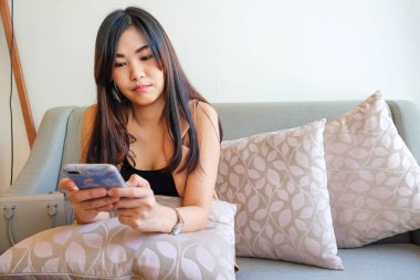 Güzel kadın metin üzerinde cep telefonu ve üzerinde rahatlatıcı portre böylece