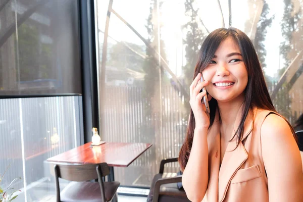 Business casual vrouwen praten over smartphone in trendy stedelijke café — Stockfoto