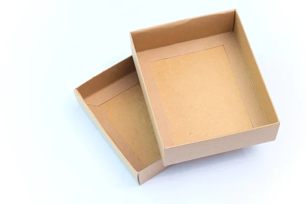 Caixa de papelão de papel vazio isolado em um branco — Fotografia de Stock