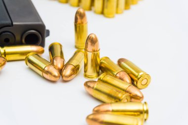 9mm tabanca ile beyaz zemin üzerine bakır gömlekli kurşun isolted