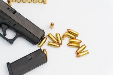 9mm tabanca ile beyaz zemin üzerine bakır gömlekli kurşun isolted