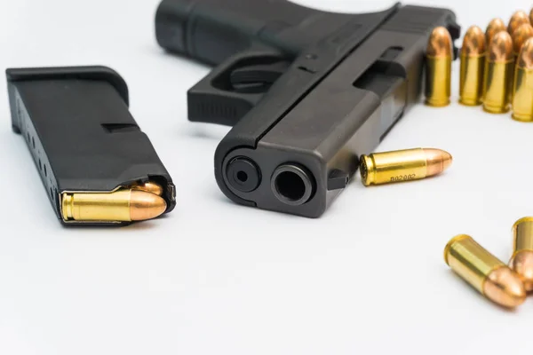 Pistola de 9 mm con bala de metal completo de cobre —  Fotos de Stock