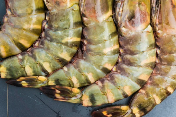 Rauwe Verse Jumbo Tijger Zee Garnalen Zwart Granieten Omega Zeevruchten — Stockfoto