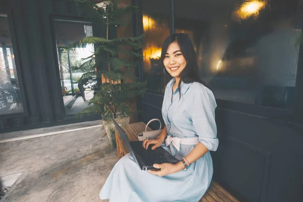 Donne che tengono computer portatile seduto in caffè d'epoca — Foto Stock