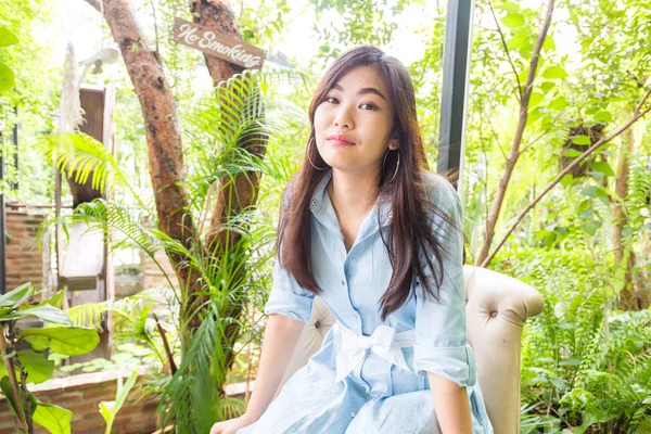 Belle donne asiatiche sedute sul divano in giardino caffè — Foto Stock