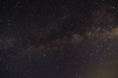 Samanyolu galaksinin karanlık gökyüzü derin gece, uzay ve evren