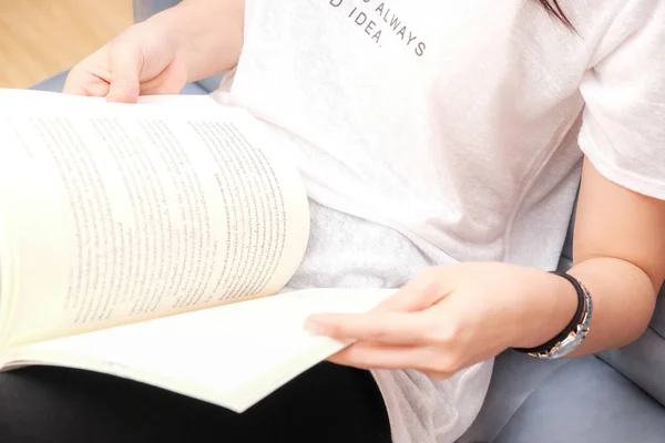 Жінки читають книгу на дивані для знань — стокове фото