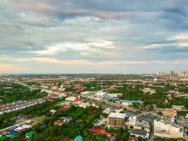 Nehir ve yolda köyü kentsel alacakaranlık günbatımı bulut kuş bakışı ile yeşil ağaç