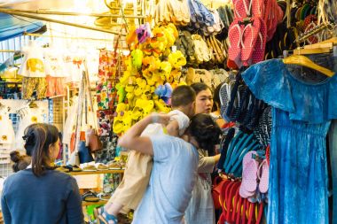 Bazı Taylandlı el sanatları Hediyelik eşya ve bez chatuchak pazarı Bangkok, Bangkok, Tayland - 5 Şubat 2017 - yabancı turist satın