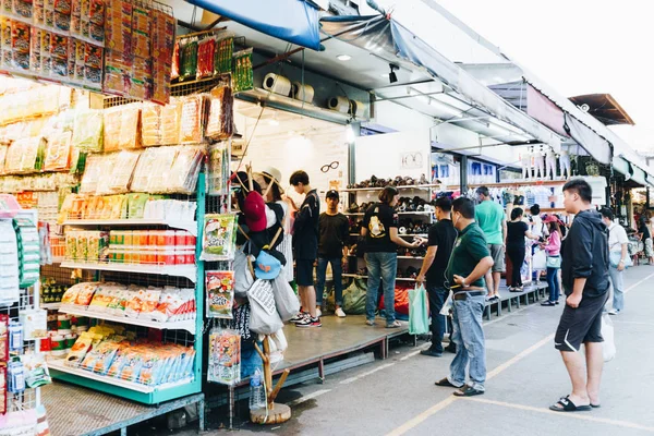 Bangkok Thailand Feb 2017 Foreign Tourist Buys Some Thai Handicraft — Stock Photo, Image