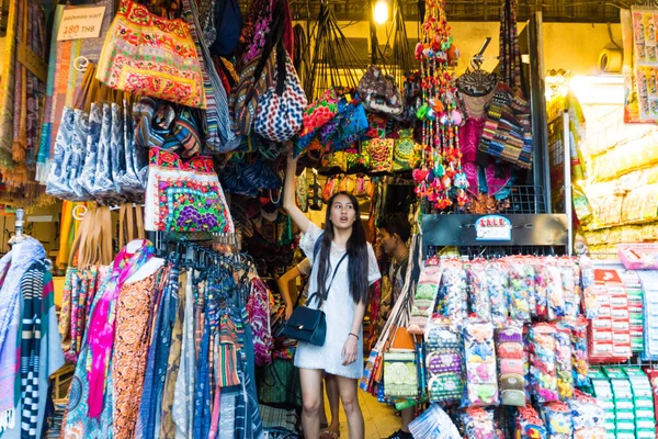 Bangkok Thailand Feb 2017 Foreign Tourist Buys Some Thai Handicraft — Stock Photo, Image