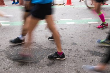 Yolda çalışan bulanık bacak hareketi maraton