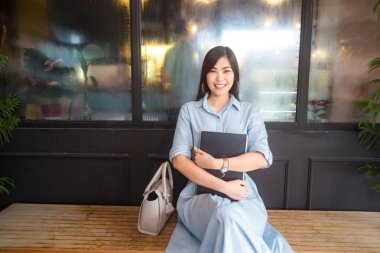 İş kadınları vintage kafede oturmuş, gülümseyen kadın teknoloji konsept dizüstü bilgisayar ile