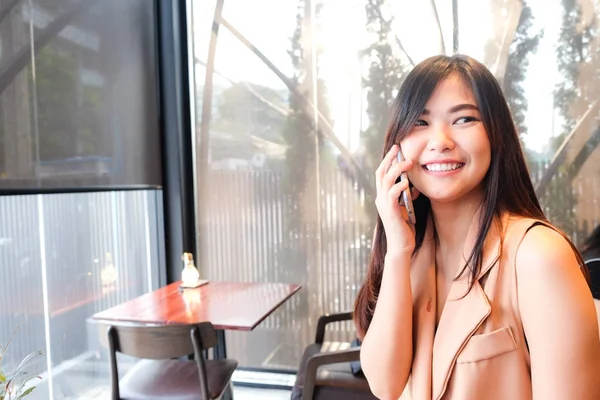 Business Casual Frauen Sprechen Auf Dem Smartphone Trendigen Urbanen Café — Stockfoto