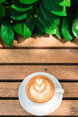 Ahşap masa üzerinde sanat latte kahve Üstten Görünüm
