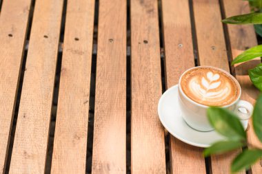 Latte sanat kahve whit Kupası ahşap masa üzerinde
