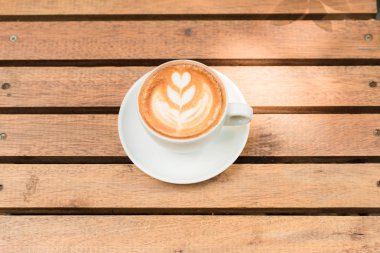 Ahşap masa üzerinde sanat latte kahve Üstten Görünüm