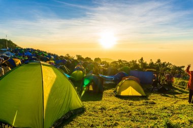Hill gündoğumu zaman renkli gökyüzü turist grubu ile kamp çadır
