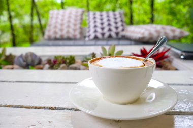 Mocca kahve ahşap masa içecek nesne üzerinde beyaz Kupası