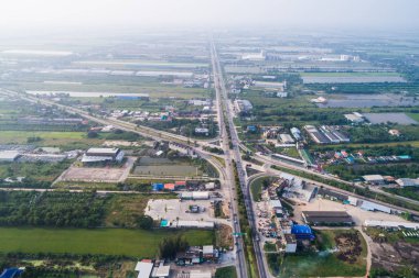 Kuş bakışı taşıma araba ağaç kırsal yol Tayland ile yolda