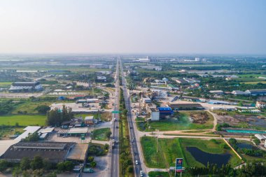 Tayland, ulaşım ve seyahat th Batı Bölgesi içine araba ve gree ağacıyla kırsal yol hava vew