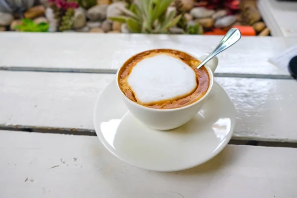 มอคค ากาแฟในถ วยส ขาวบนโต ะไม เคร องด — ภาพถ่ายสต็อก