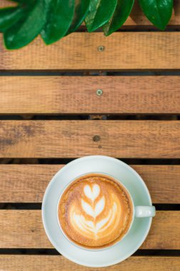 Latte sanat kahve whit Kupası yaprak yeşil ahşap tablo