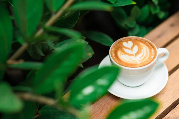 Café Latte Arte Whit Taza Mesa Madera Con Hoja Verde — Foto de Stock