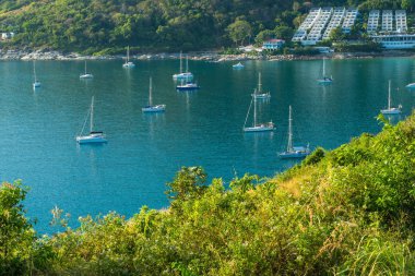 Dağ deniz plaj ile yat mavi lagün Phuket Tayland