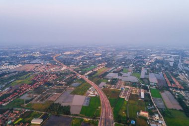 Overpas Kavsagi yol TOPVIEW yeşil ağaçlı sabah taşıma kavramı trafik.