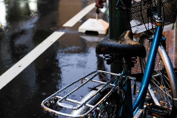 Εκλεκτής Ποιότητας Ποδηλάτων Στάθμευση Ρετρό Οδικών Βροχερή Μέρα Στο Τόκιο — Φωτογραφία Αρχείου
