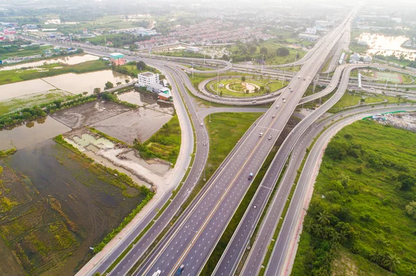 Overpas Tráfego Intersecção Estrada Topview Com Árvore Verde Pela Manhã — Fotografia de Stock