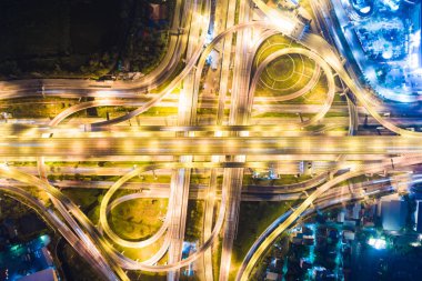 Kentsel gece trafik ile araç hafif Üstten Görünüm