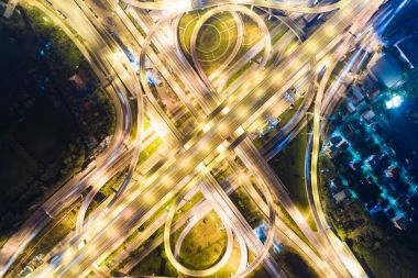 Kentsel gece trafik ile araç hafif Üstten Görünüm